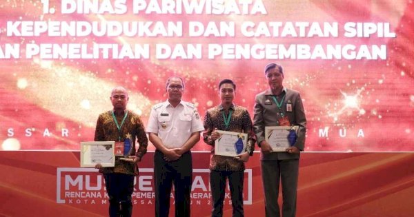 Pemkot Makassar Beri Penghargaan Tiga OPD Dokumen Perencanaan Terbaik