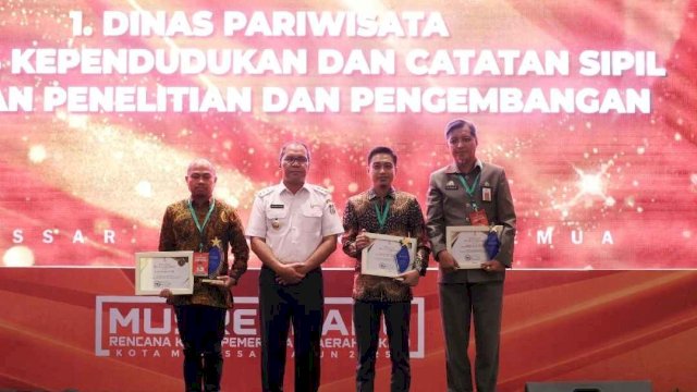Pemkot Makassar Beri Penghargaan Tiga OPD Dokumen Perencanaan Terbaik