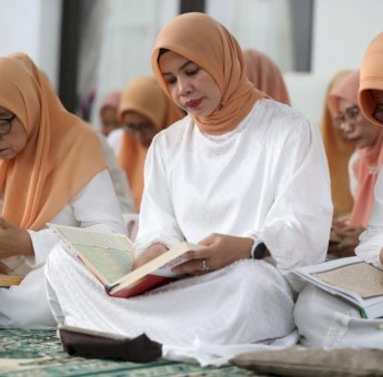Tahsin Al-Quran dan Bagi-Bagi Takjil DWP Makassar, Fadliah Firman: Momentum Memupuk Keberkahan dalam Kebersamaan