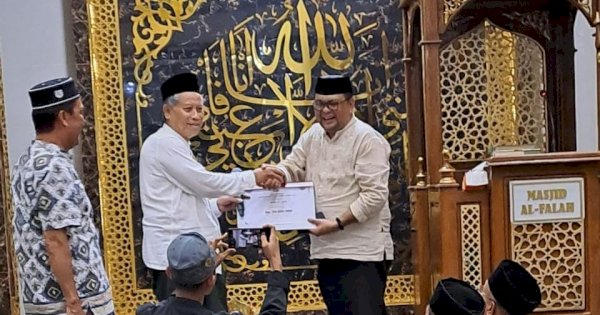 Safari Ramadan 1445 Hijriah, Syahruddin Wakili Pemkot Makassar Salurkan Bantuan Pembangunan Masjid Al-Falah di Manggala