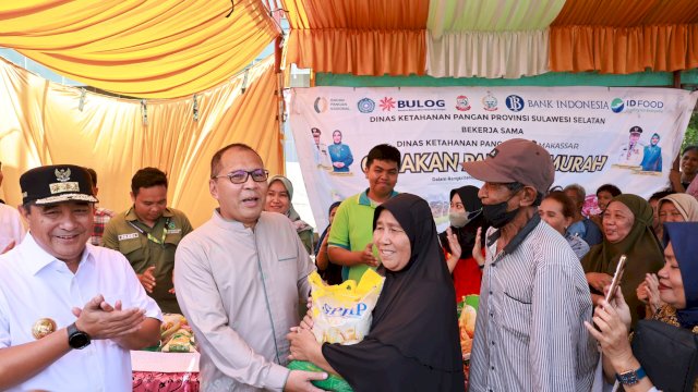 Danny Pomanto dan Pj Gubernur Bahtiar Baharuddin Tinjau Gerakan Pangan Murah di Makassar
