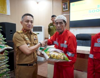 175 Petugas Kebersihan Ujung Tanah Dapat Bantuan Beras, Hasil Potongan Zakat ASN Pemkot Makassar