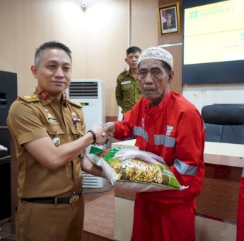 175 Petugas Kebersihan Ujung Tanah Dapat Bantuan Beras, Hasil Potongan Zakat ASN Pemkot Makassar