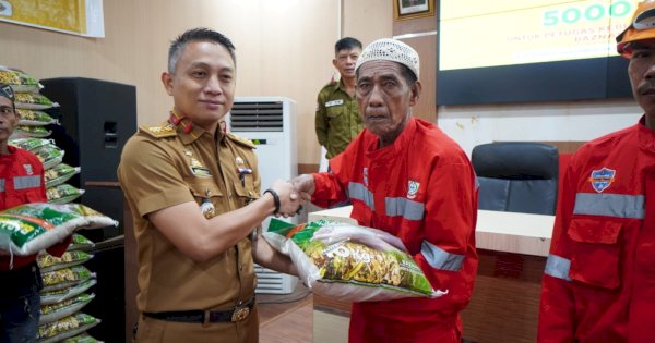 175 Petugas Kebersihan Ujung Tanah Dapat Bantuan Beras, Hasil Potongan Zakat ASN Pemkot Makassar