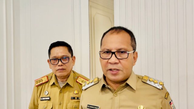 Wali Kota Makassar Moh Ramdhan Pomanto (depan) dan Kepala Disdik Makassar Muhyiddin (belakang) 