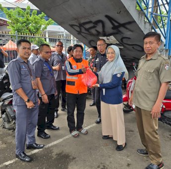 Perumda Parkir Makassar Raya Salurkan Paket Sembako Ramadan ke Jukir Resmi