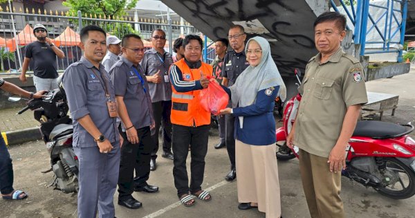 Perumda Parkir Makassar Raya Salurkan Paket Sembako Ramadan ke Jukir Resmi