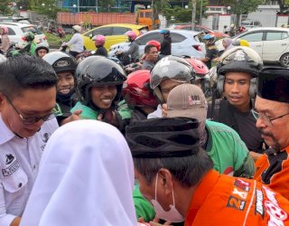 Berbagi Keberkahan di Bulan Suci Ramadan, Komunitas Golorong Bagi-Bagi Iftar di AP Pettarani