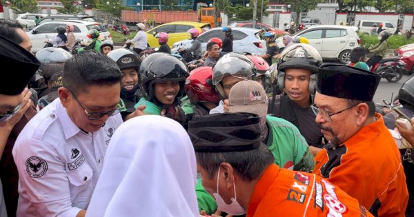 Berbagi Keberkahan di Bulan Suci Ramadan, Komunitas Golorong Bagi-Bagi Iftar di AP Pettarani