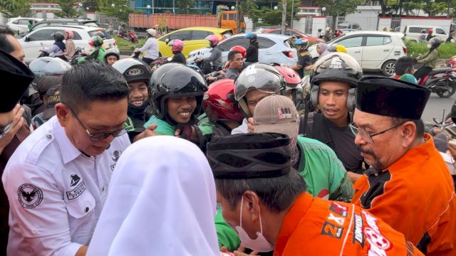 Berbagi Keberkahan di Bulan Suci Ramadan, Komunitas Golorong Bagi-Bagi Iftar di AP Pettarani