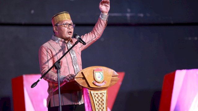 Wali Kota Makassar Moh Ramdhan Pomanto memberikan sambutan dalam acara Gala Dinner Pertemuan Saudagar Bugis-Makassar (PSBM) XXIV di Anjungan City Of Makassar, Minggu (21/4).