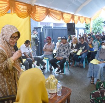 Apiati Syam Tampung Keluhan Warga Ujung Pandang