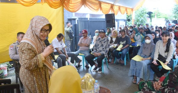 Apiati Syam Tampung Keluhan Warga Ujung Pandang