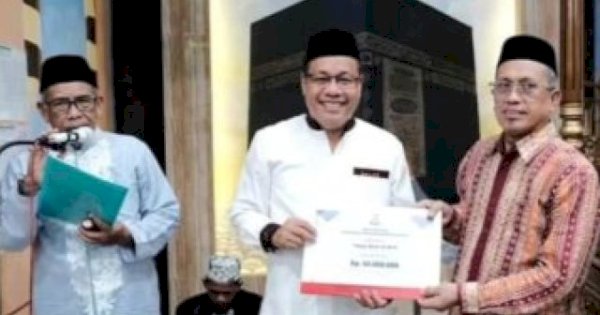 Sekertaris DPRD Makassar Salurkan Dana Hibah Pemkot di Masjid Besar Al Amin