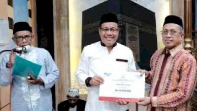 Sekertaris DPRD Makassar Salurkan Dana Hibah Pemkot di Masjid Besar Al Amin