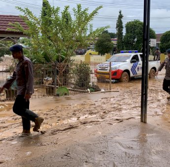 Pasca Banjir Siwa, Brimob Bone Fokus Bersihkan Fasilitas Umum dan Bantu Sembako Warga Terdampak