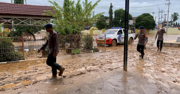 Pasca Banjir Siwa, Brimob Bone Fokus Bersihkan Fasilitas Umum dan Bantu Sembako Warga Terdampak