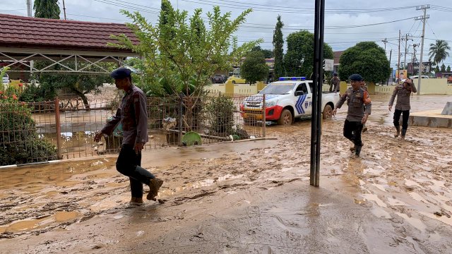 Pasca Banjir Siwa, Brimob Bone Fokus Bersihkan Fasilitas Umum dan Bantu Sembako Warga Terdampak