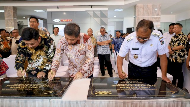 Wali Kota Makassar Moh Ramdhan Pomanto (kanan) menandatangani prasasti Grand Opening Showroom Chery Veteran, Rabu (15/5) || Humas Pemkot Makassar 