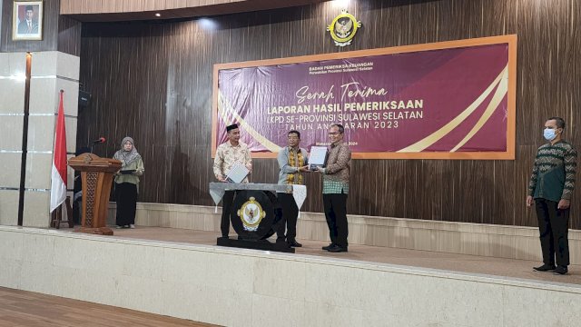 Kepala BPK Sulsel Amin Adab Bangun menyerahkan LHP BPK atas LKPD Tahun Anggaran 2023 kepada Wali Kota Makassar Moh Ramdhan Pomanto, di Kantor BPK Sulsel Jalan AP Pettarani, Kamis (16/5) || foto kataberita.co