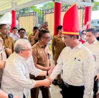 Rektor UNM Dampingi Menteri Pertanian RI Serahkan Rp410 Miliar Bantuan Pertanian dan Bencana di Sulsel