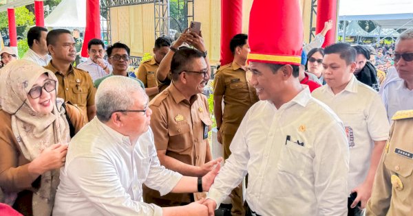 Rektor UNM Dampingi Menteri Pertanian RI Serahkan Rp410 Miliar Bantuan Pertanian dan Bencana di Sulsel