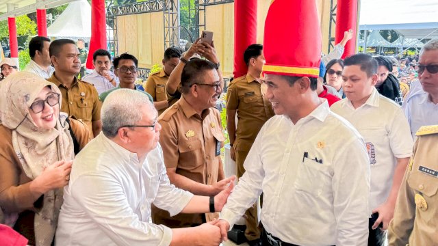 Rektor UNM Dampingi Menteri Pertanian RI Serahkan Rp410 Miliar Bantuan Pertanian dan Bencana di Sulsel