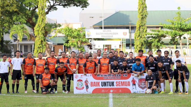 Tim Pemkot Makassar melakukan Laga Eksebisi dengan Tim Media FC pada pembukaan Walikota Cup VII Makassar 2024 di Lapangan Hasanuddin, Sabtu (8/6) || foto istimewa