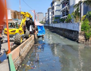 Antisipasi Genangan, Dinas PU Gunakan Spider Excavator Bersihkan Sampah di Kanal Belakang Rusun Mariso
