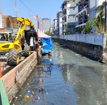 Antisipasi Genangan, Dinas PU Gunakan Spider Excavator Bersihkan Sampah di Kanal Belakang Rusun Mariso