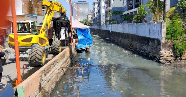 Antisipasi Genangan, Dinas PU Gunakan Spider Excavator Bersihkan Sampah di Kanal Belakang Rusun Mariso