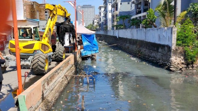 Antisipasi Genangan, Dinas PU Gunakan Spider Excavator Bersihkan Sampah di Kanal Belakang Rusun Mariso