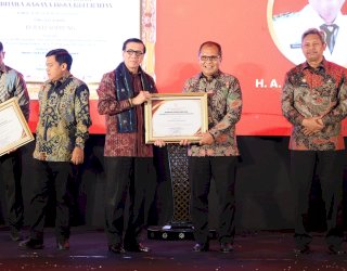 Danny Pomanto Terima Penghargaan Anubhawa Sasana Desa/Kelurahan dari Menkumham Yasonna Laoly