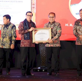 Danny Pomanto Terima Penghargaan Anubhawa Sasana Desa/Kelurahan dari Menkumham Yasonna Laoly