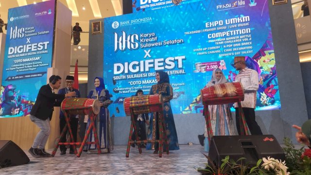 Prof Zudan Arif Fakrulloh dan Istri Kenakan Wastra Sengkang Motif Pucuk Rebung di KKS X Digifest South Sulawesi Digital Festival
