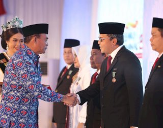 Danny Pomanto Dianugerahi Tanda Kehormatan Satyalencana Wira Karya Oleh Presiden RI Joko Widodo