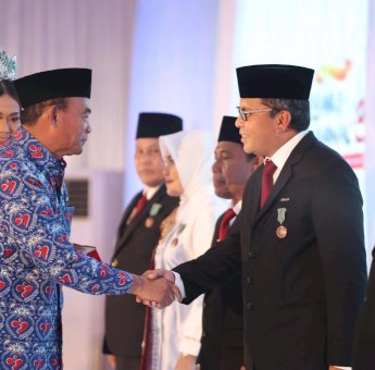 Danny Pomanto Dianugerahi Tanda Kehormatan Satyalencana Wira Karya Oleh Presiden RI Joko Widodo