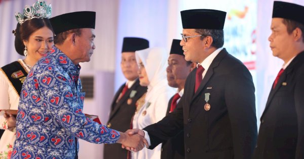 Danny Pomanto Dianugerahi Tanda Kehormatan Satyalencana Wira Karya Oleh Presiden RI Joko Widodo
