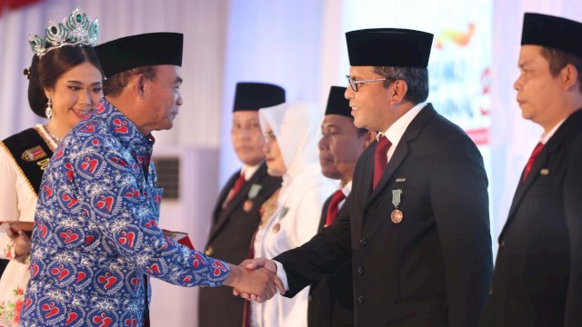 Danny Pomanto Dianugerahi Tanda Kehormatan Satyalencana Wira Karya Oleh Presiden RI Joko Widodo