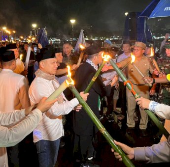 Danny Lepas Pawai Obor Sambut Lebaran Tetap Meriah di Bawah Guyuran Hujan
