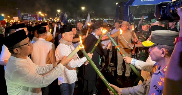 Danny Lepas Pawai Obor Sambut Lebaran Tetap Meriah di Bawah Guyuran Hujan