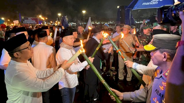 Danny Lepas Pawai Obor Sambut Lebaran Tetap Meriah di Bawah Guyuran Hujan