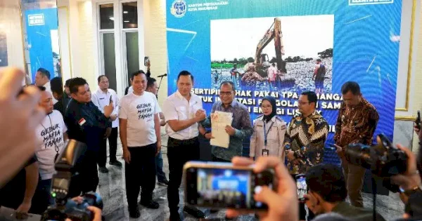 Pemkot Makassar Terima Sertifikat Elektronik dari Menteri AHY
