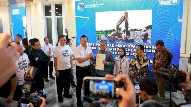 Pemkot Makassar Terima Sertifikat Elektronik dari Menteri AHY