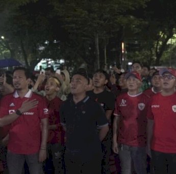 Danny Dan Masyarakat Nobar Timnas Dibawah Guyuran Hujan