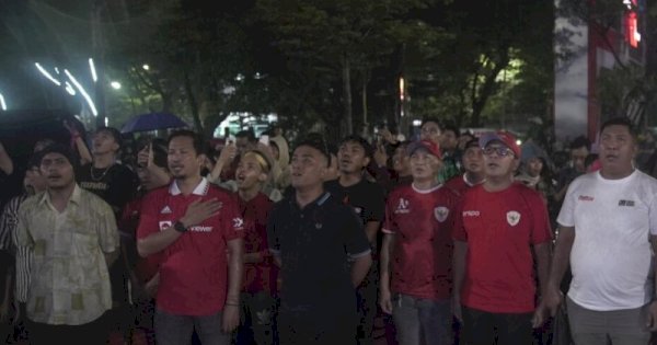 Danny Dan Masyarakat Nobar Timnas Dibawah Guyuran Hujan