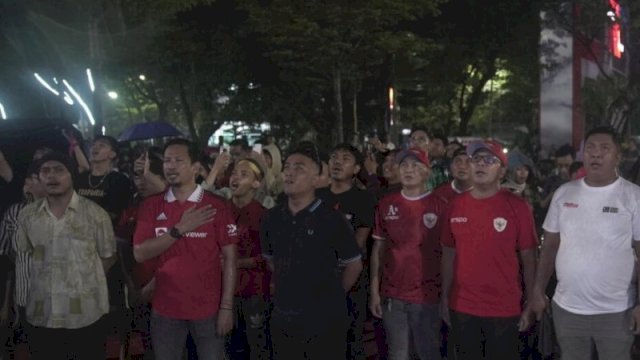 Danny Dan Masyarakat Nobar Timnas Dibawah Guyuran Hujan