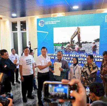 Menteri AHY Serahkan Sertipikat HPL Lapangan Karebosi