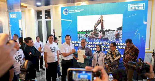 Menteri AHY Serahkan Sertipikat HPL Lapangan Karebosi