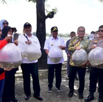 Danny Pomanto Ikut Gerakan Tebar Benih Ikan